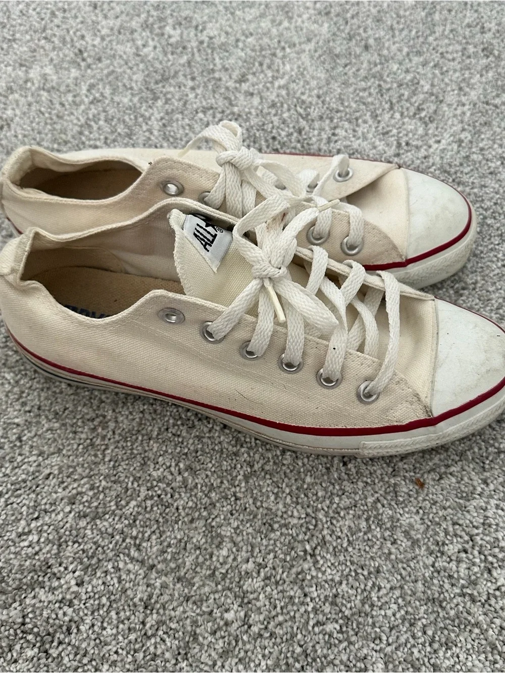 Converse low-top sneakers in cream with red stripe - Picture 2 of 6